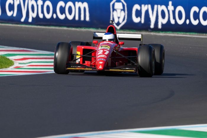 Jean Elsi conduce Ferrari 412 T2 durante la Fórmula 1 Pirli Gran Farmio d'Alia 2025 en Monza, Italia, el 6 de septiembre de 2025.