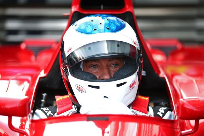 Jean Elsi se está preparando para conducir en Ferrari