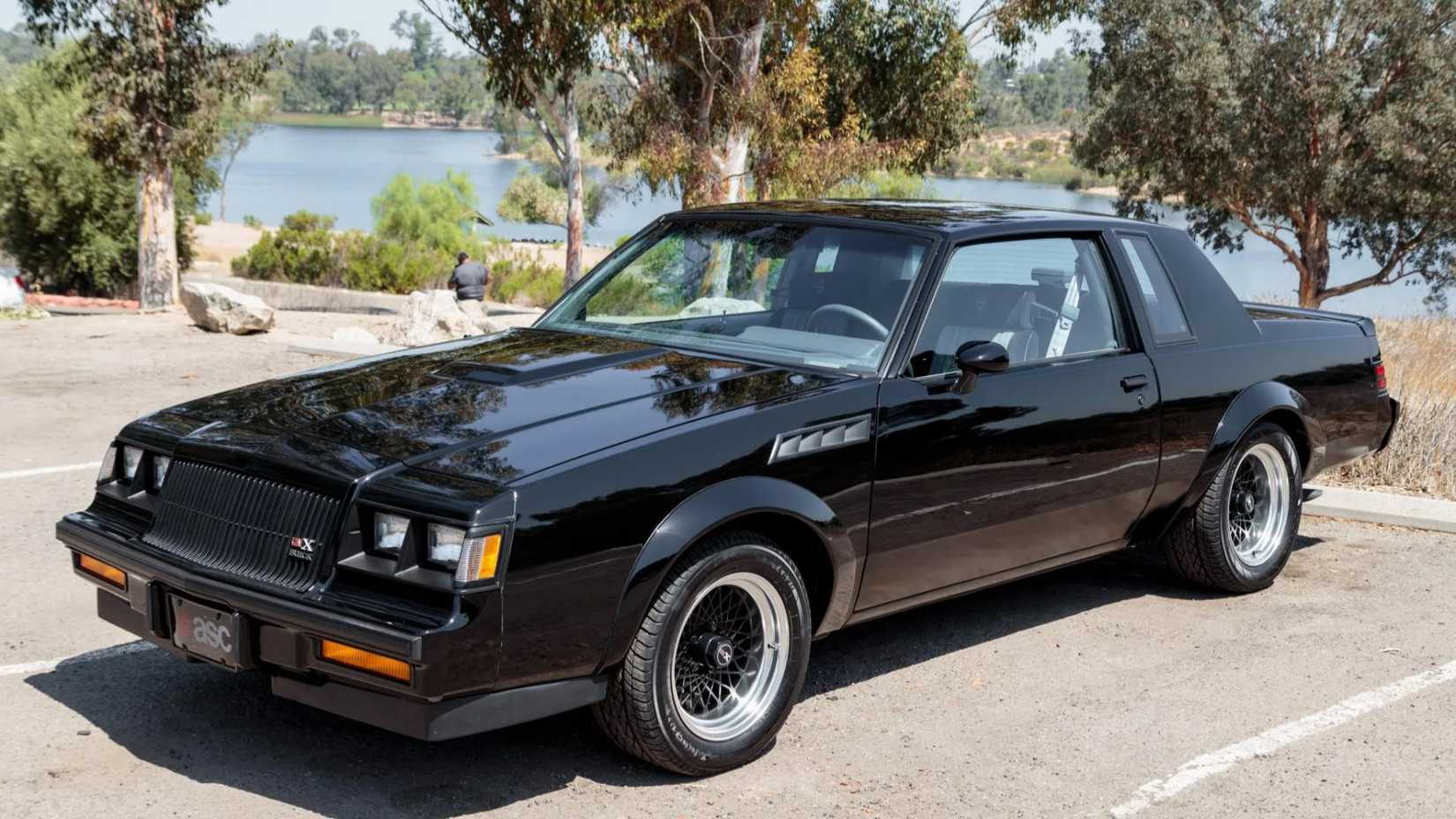 1987 Buick Gnx en negro que estacionó en el estacionamiento