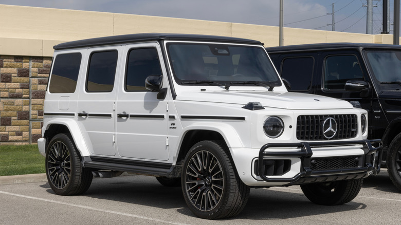 Mercedes SUV G63 White con un techo negro que está estacionado afuera.