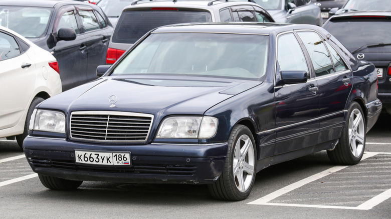 Mercedes Black S-Class en el estacionamiento.