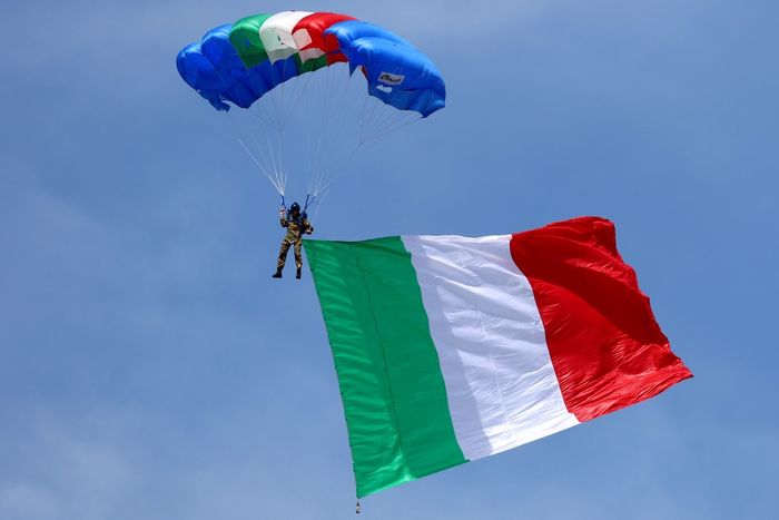 El paracaídas llega a volar la bandera italiana