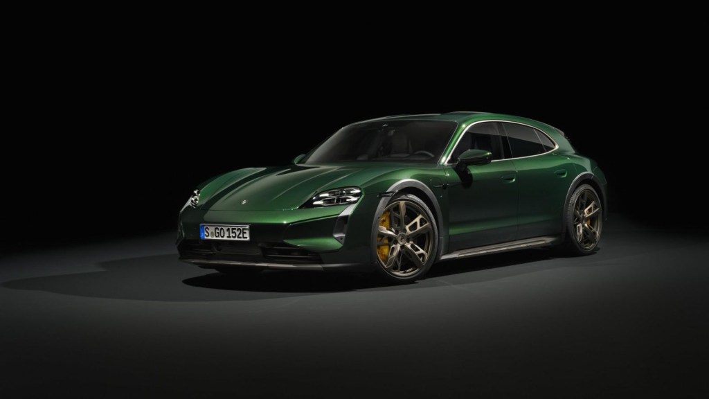 Porsche Tykan Green Hanna en un entorno oscuro en el paisaje del ángulo frontal izquierdo