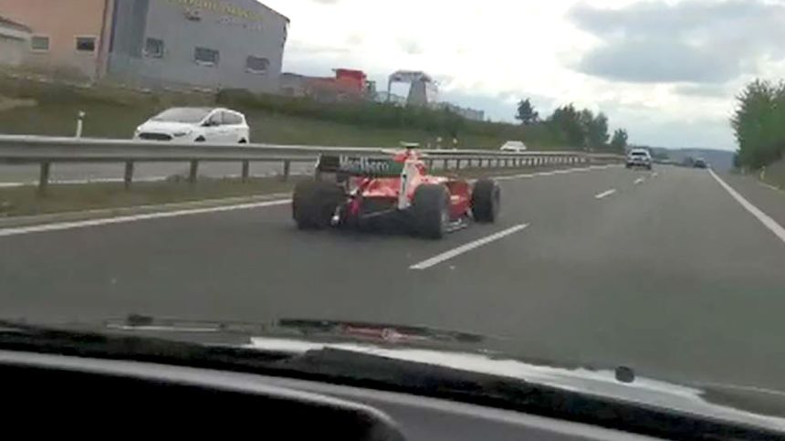Este tipo de autos de carreras está prohibido en las carreteras públicas por varias razones, incluido que no tienen luces o placas de registro.