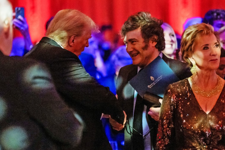 El presidente Donald Trump es presionado con el presidente argentino Habir Miley Gala por el Primer Instituto de Política de América en Mer-Lago en Palm Beach, Florida, el 14 de noviembre de 2024.