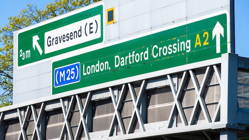 M25 cerrado cerca del pase de Dartford después de que un transportista de neumáticos cae en llamas