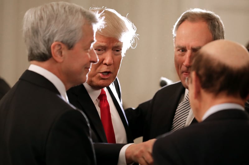 Jamie Dimon (izquierda), Donald Trump (dos a la izquierda) y otros dos invitados.
