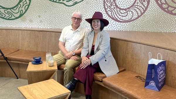 David Brancichio y Joann Romero presentan una imagen en un banco de madera en las cafeterías de mamás.