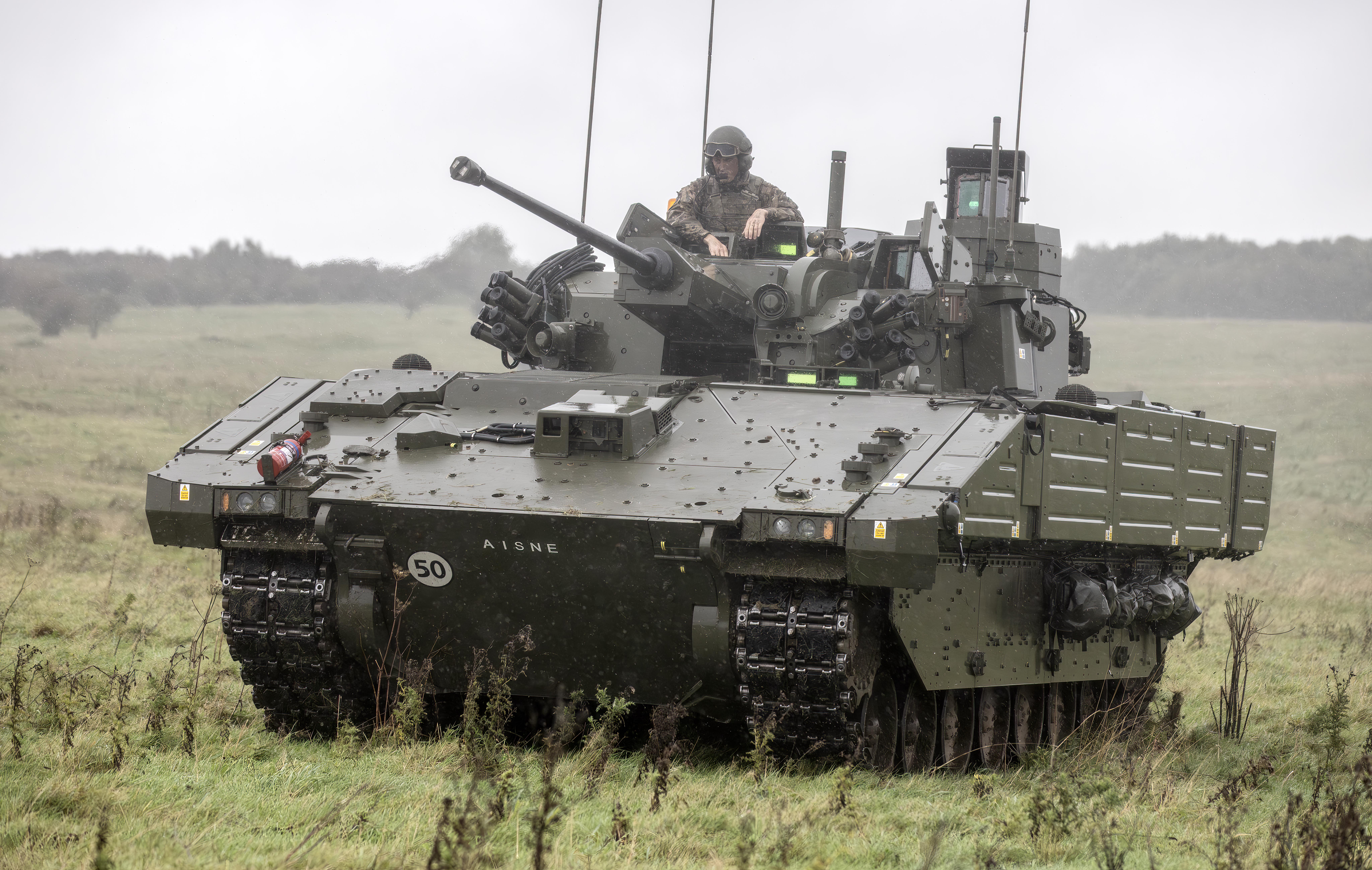 Un vehículo de combate blindado AJAX del ejército británico durante un ejercicio operativo en la llanura de Salisbury.