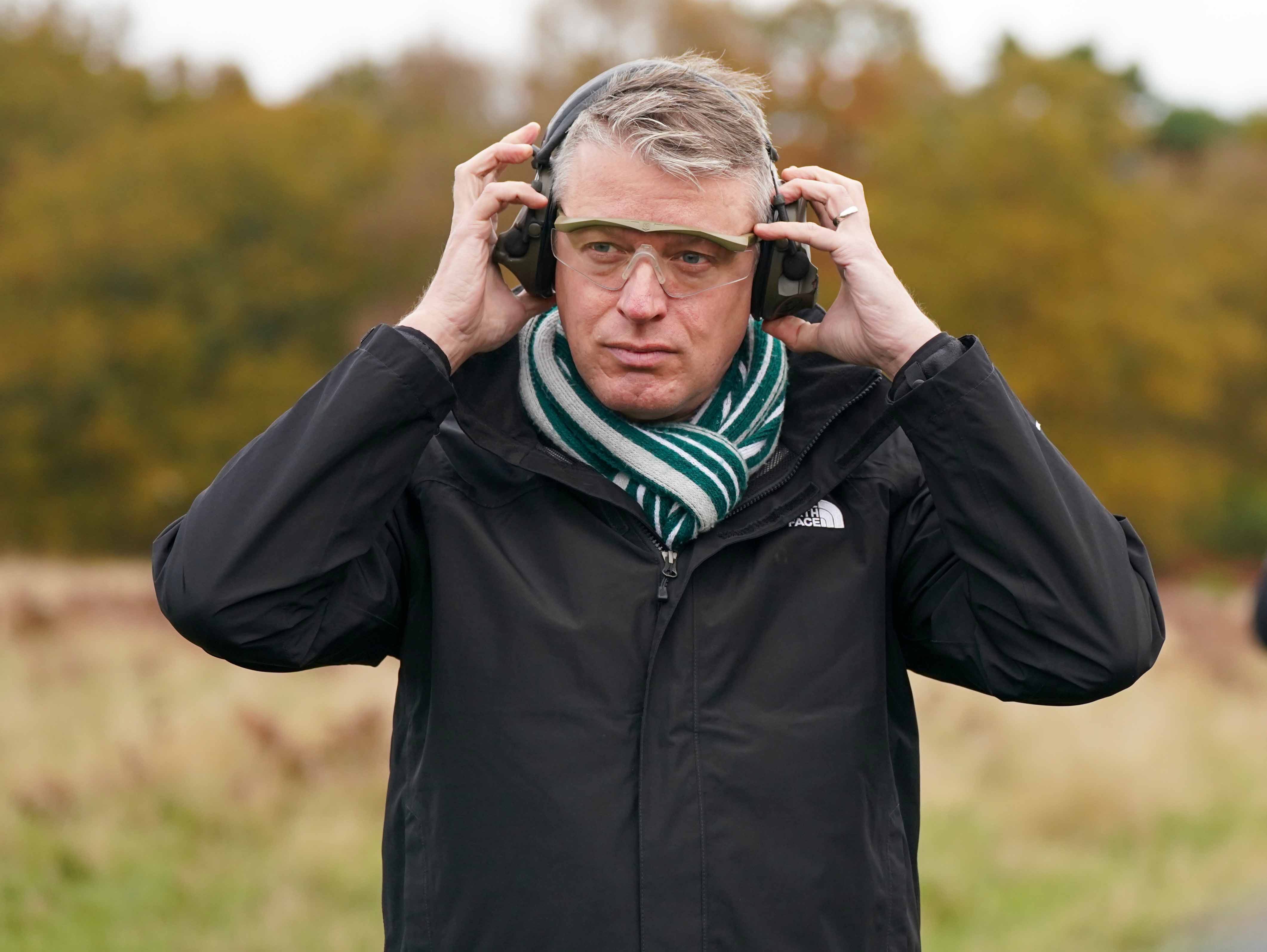El secretario de las Fuerzas Armadas, Luke Pollard, observa a los aprendices ucranianos en East Anglia.