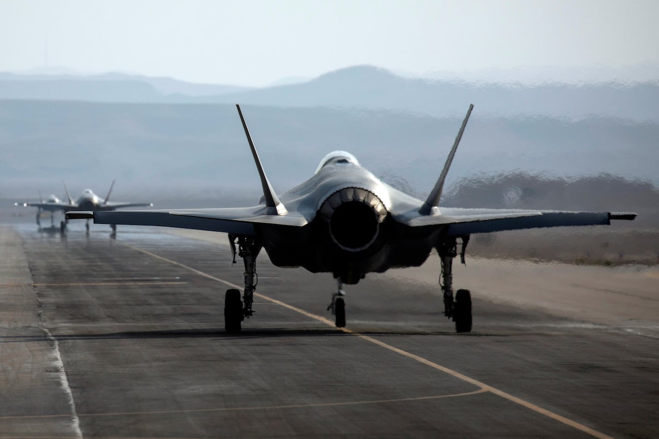 Se ve un avión de combate militar en una pista.
