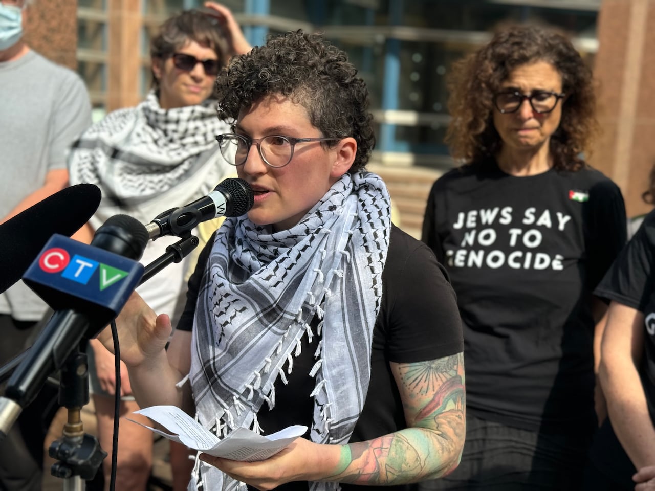 Rachel Small de World Beyond War habla en una protesta frente a la sede de la policía de Toronto el miércoles 22 de mayo de 2024. 