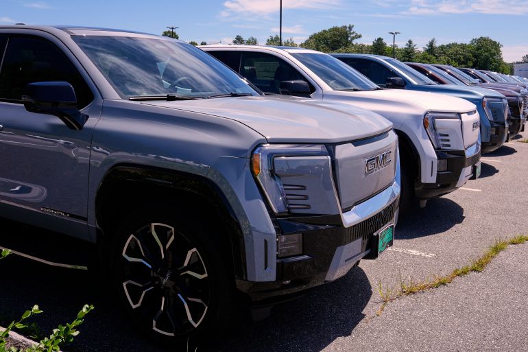 Una selección de camionetas GMC Sierra EV Denali 2025, que son vehículos totalmente eléctricos, se exhibe en un concesionario GMC/Hummer Truck, el viernes 18 de julio de 2025, en Manchester, NH (Foto AP/Charles Krupa)