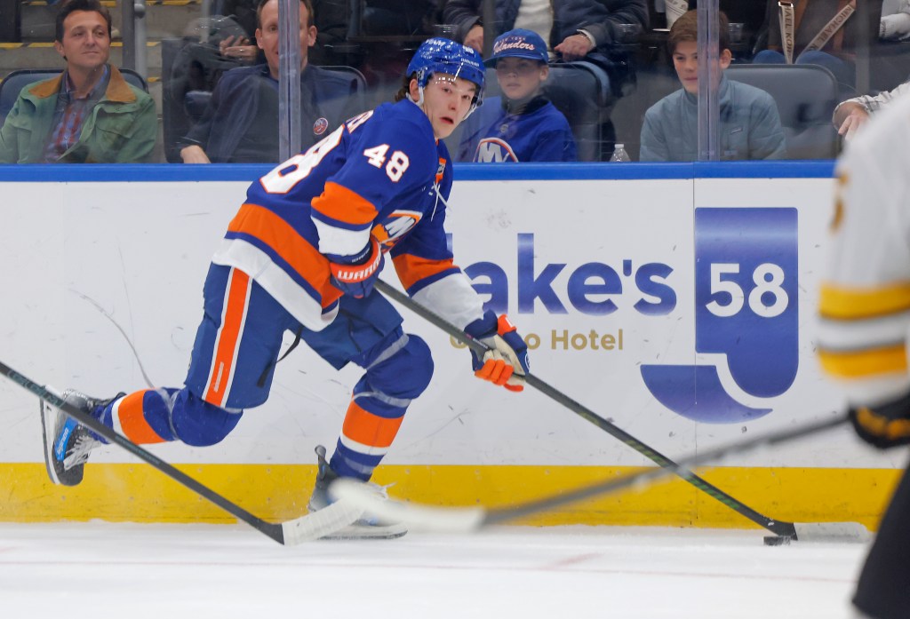 El defensa de los New York Islanders, Matthew Schaefer (48), durante el primer período contra los Boston Bruins.