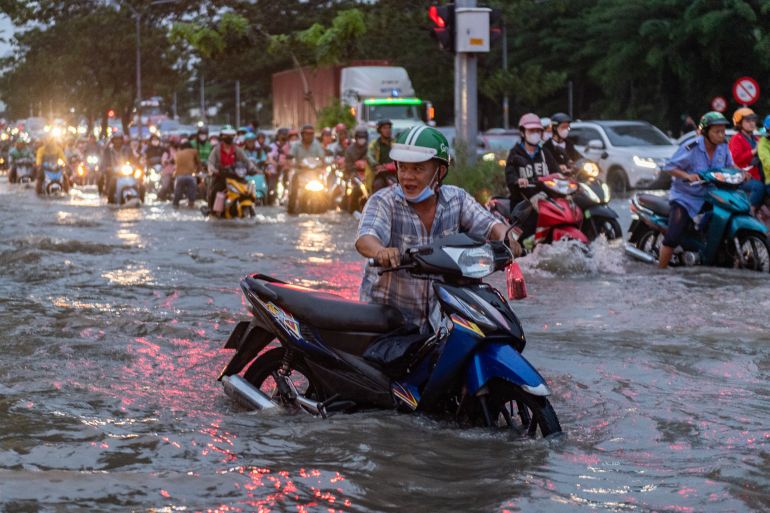 CIUDAD HO CHI MINH, VIETNAM - 6 DE NOVIEMBRE: La gente anda en motocicletas en la calle mientras los niveles del agua alcanzan su máximo anual el 6 de noviembre de 2025 en la ciudad de Ho Chi Minh, Vietnam. La ciudad de Ho Chi Minh es una de las ciudades costeras que se hunde más rápidamente en el mundo y ha visto un empeoramiento de las inundaciones debido al cambio climático, el aumento del nivel del mar y la rápida urbanización. Según el Banco Mundial, un aumento de 40 s
