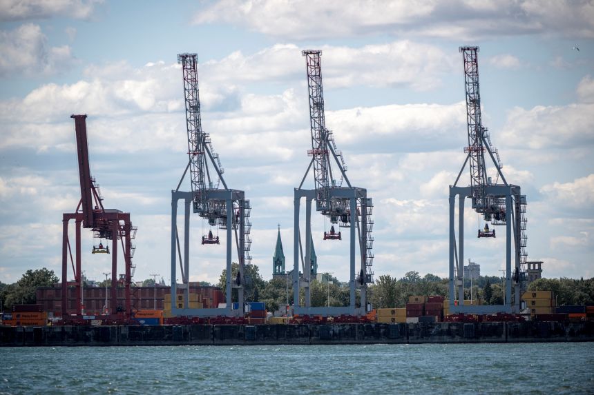 Se ven grúas para mover contenedores de envío en el puerto de Montreal en Montreal, Quebec, Canadá, el 1 de agosto de 2025.