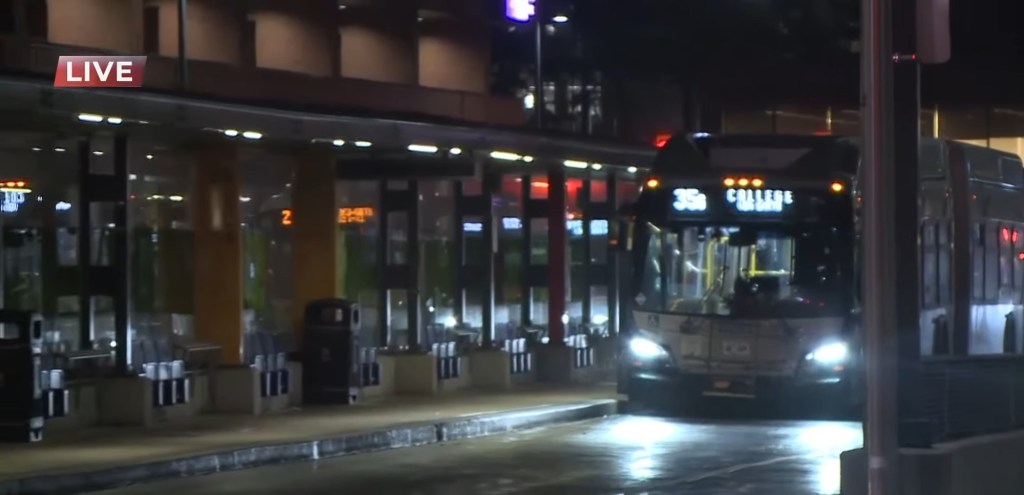 El autobús del tren de Hamilton Street sale desde la terminal de tránsito de MacNab por la noche.