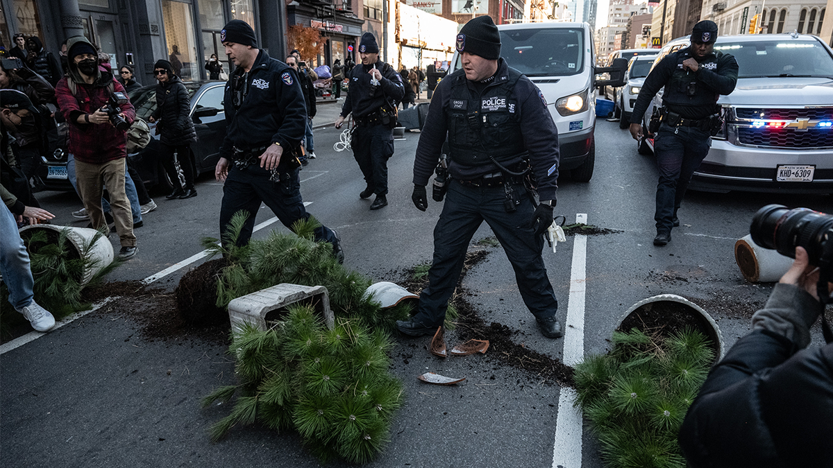 Activistas de inmigración bloquean camionetas de ICE durante una protesta contra una supuesta redada de ICE en Canal Street el 29 de noviembre de 2025 en la ciudad de Nueva York. Los activistas se reunieron afuera del garaje utilizado por ICE y luego intentaron bloquear los vehículos de ICE mientras conducían desde el garaje por Canal Street hasta el Holland Tunnel para salir de Manhattan.