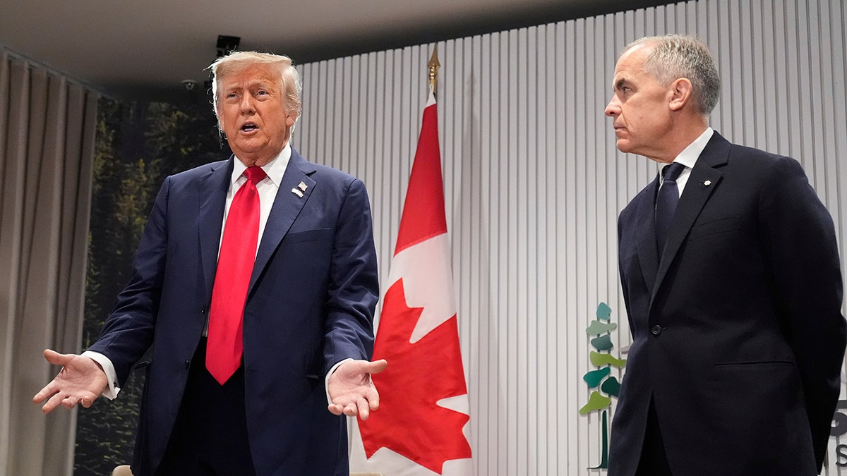 Trump hace gestos a los periodistas mientras Carney escucha en la conferencia de prensa de la cumbre del G-7