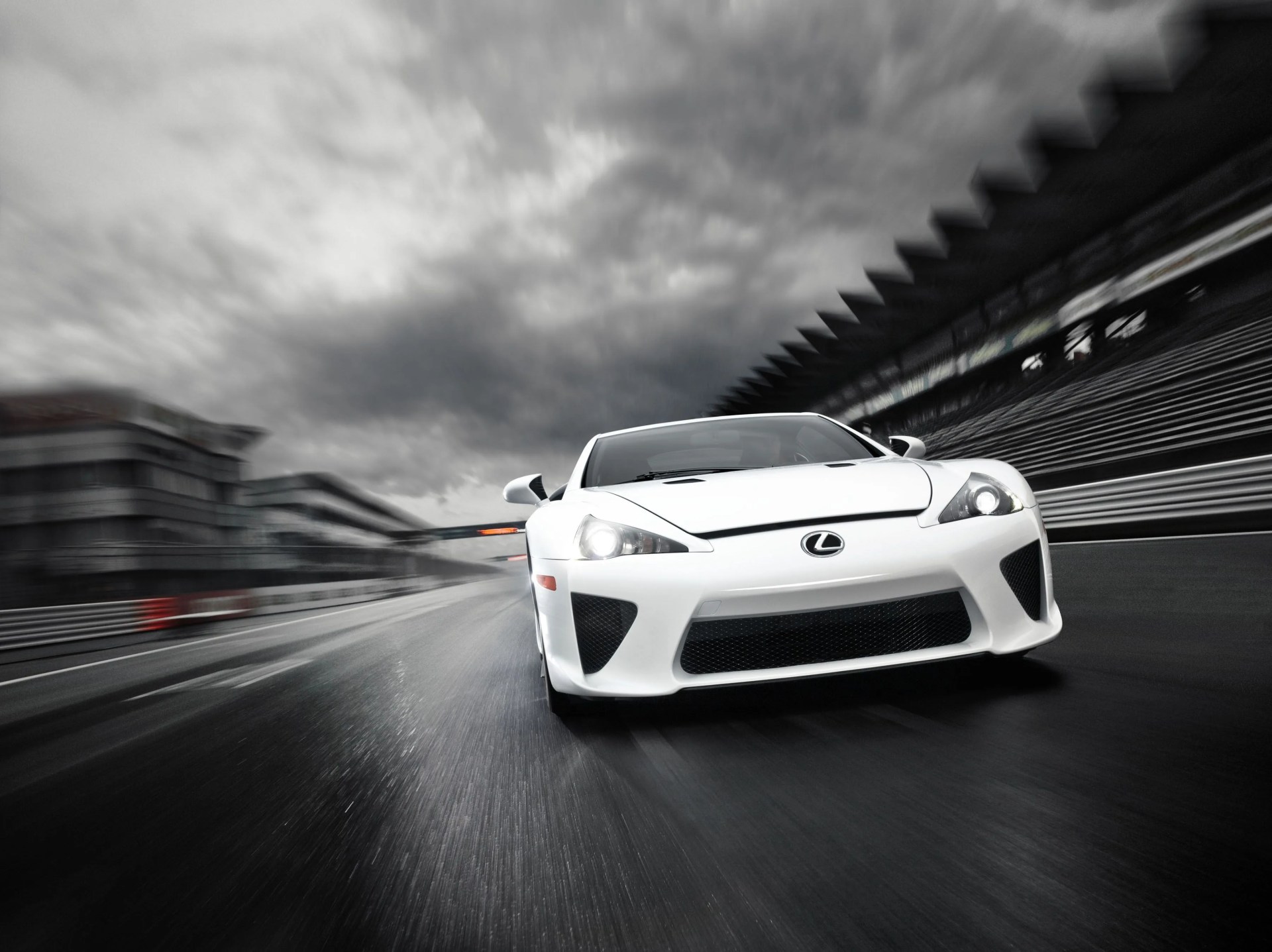 Un Lexus Lafa blanco en la pista