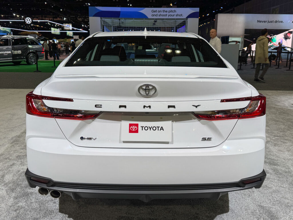 Toyota Camry 2026 desde atrás