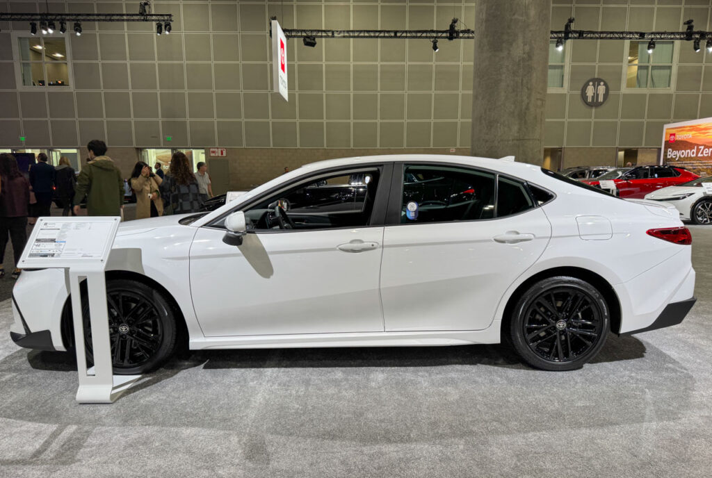 Toyota Camry 2026 lateral