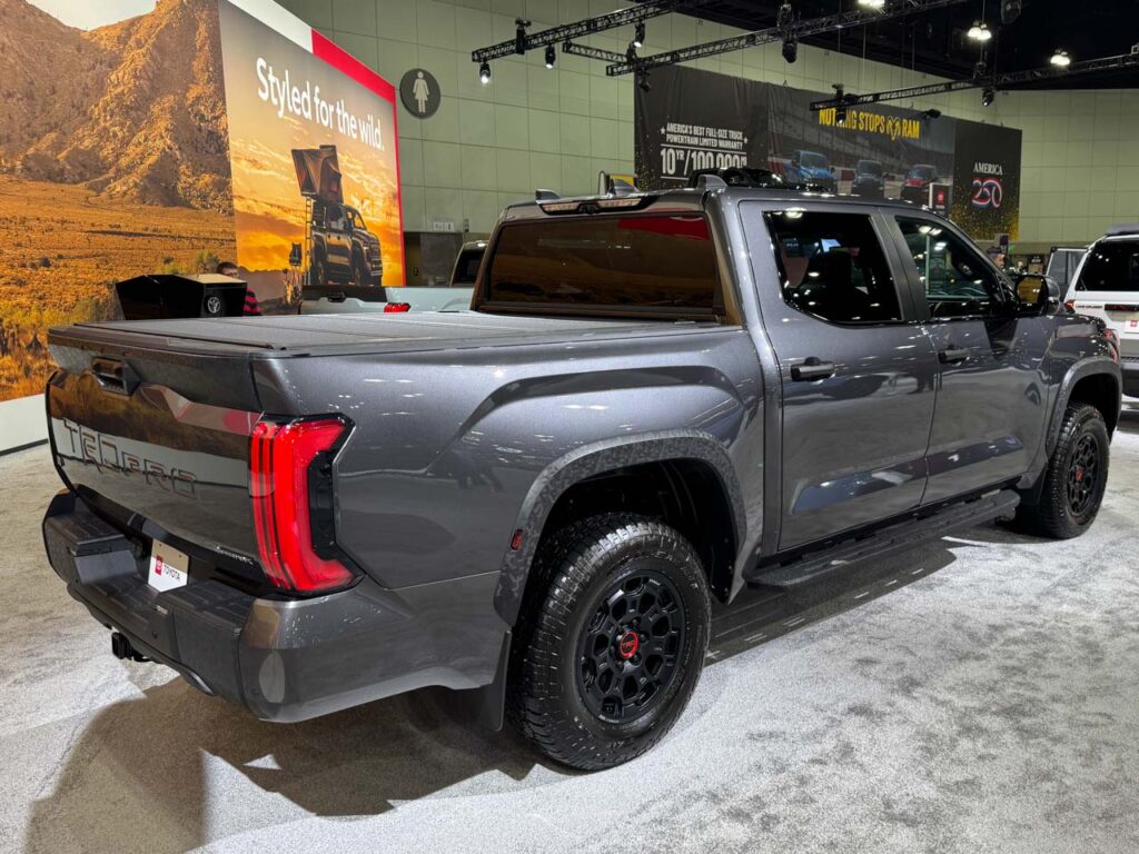 Toyota Tundra Hybrid 2026, parte trasera de tres cuartos