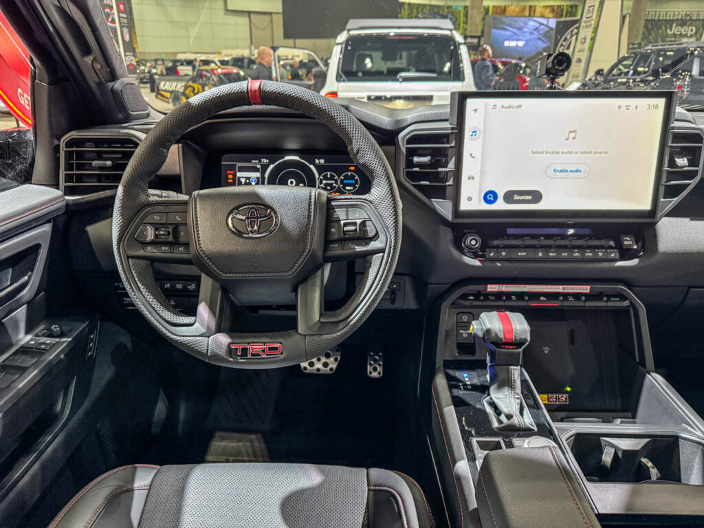 Infoentretenimiento con dirección híbrida Toyota Tundra 2026