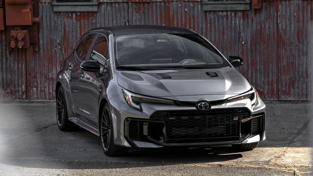 2026 Toyota GR Corolla PremiumPlus Gris 019 delantero