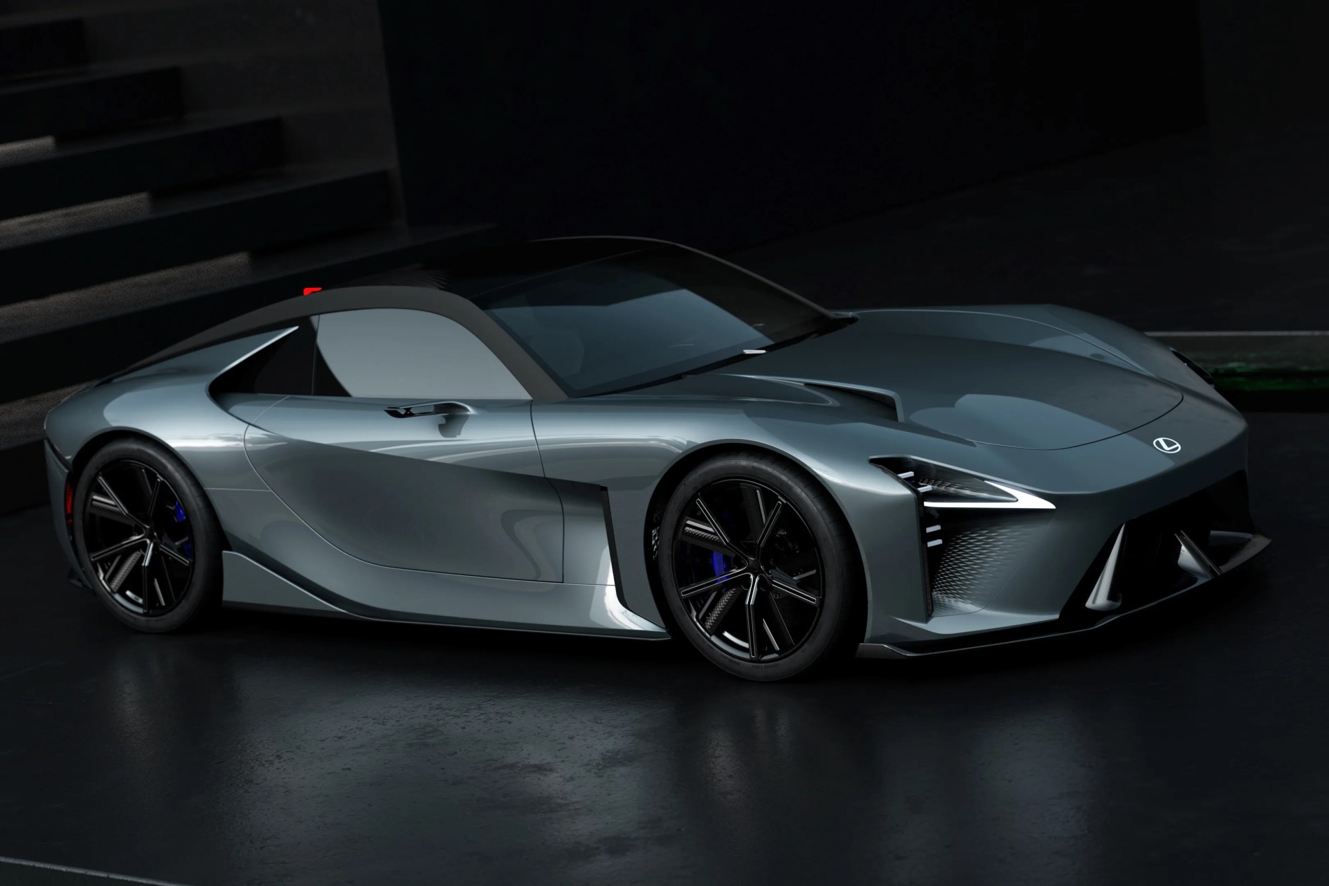 Un elegante deportivo Lexus plateado con techo negro y diseño aerodinámico sobre un piso reflectante oscuro.