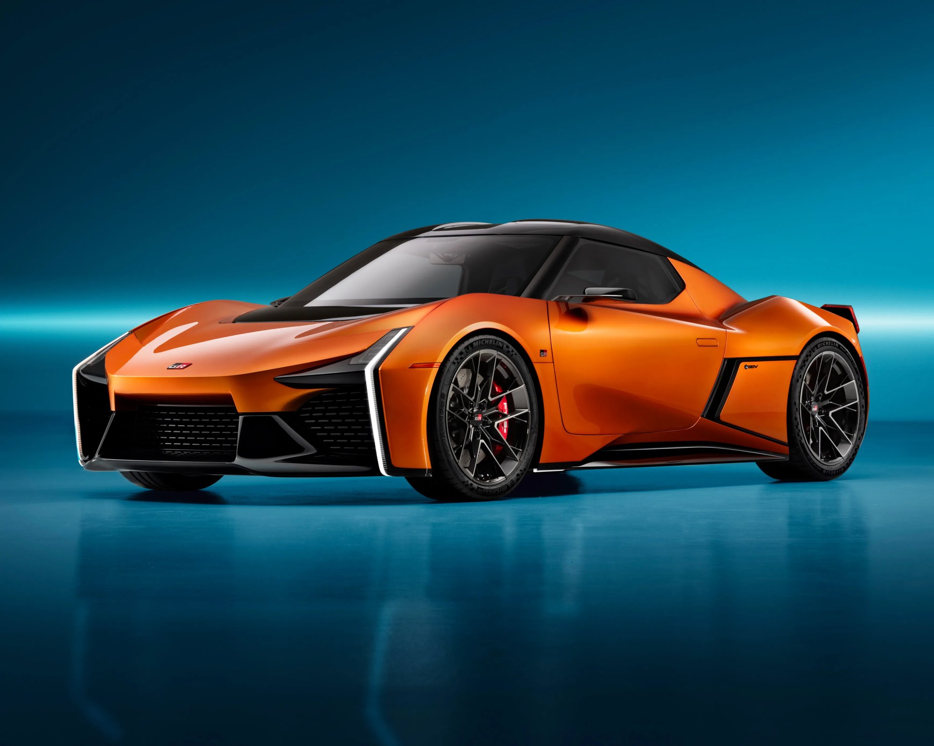 Foto de un concept car Toyota naranja en el estudio.