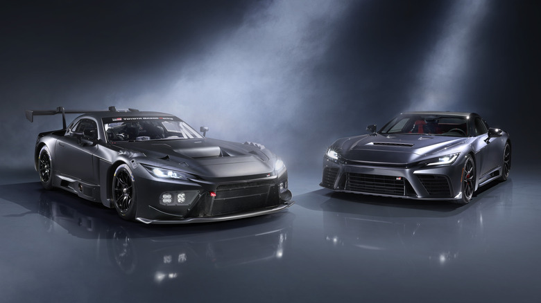 Un Toyota GR GT3 gris junto a un GR GT gris
