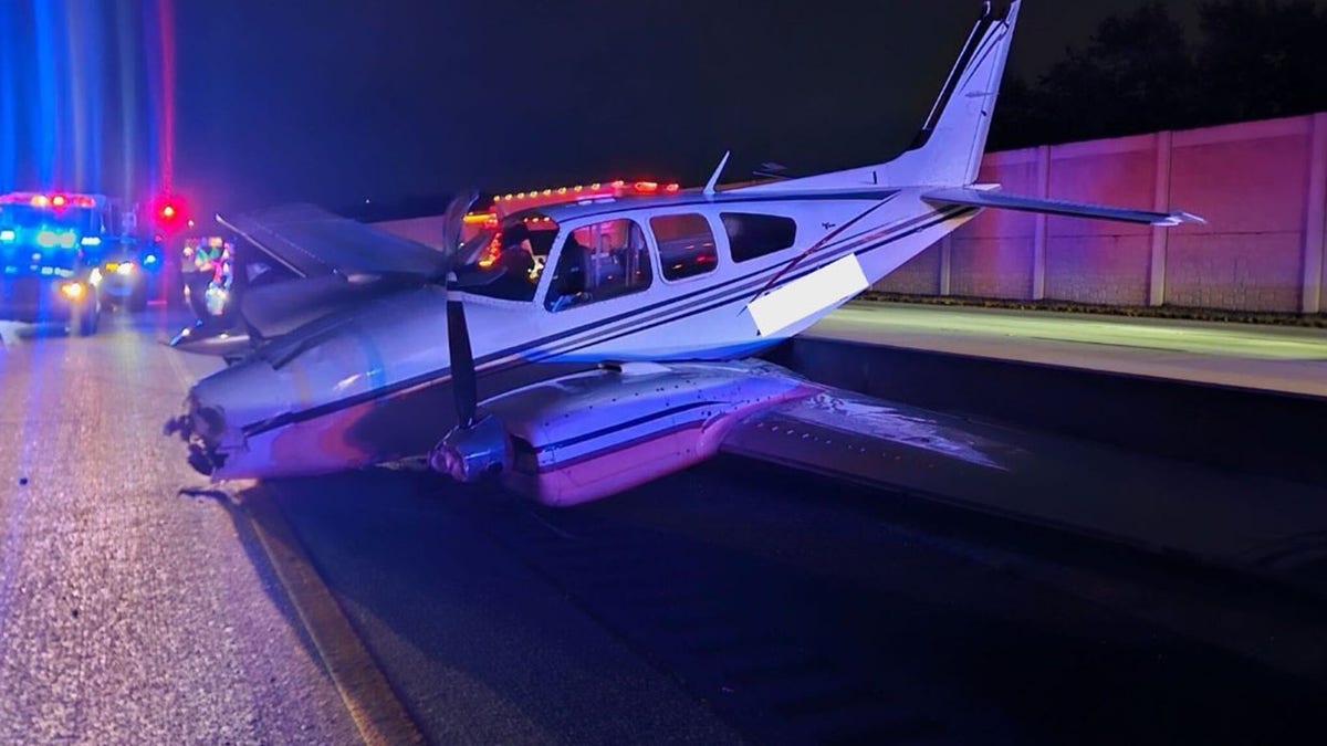Beechcraft 55 en una carretera de Florida