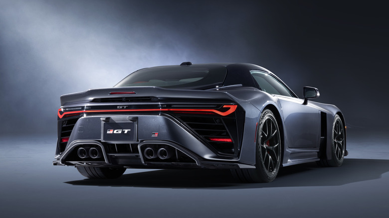 Vista trasera 3/4 de un Toyota GR GT gris