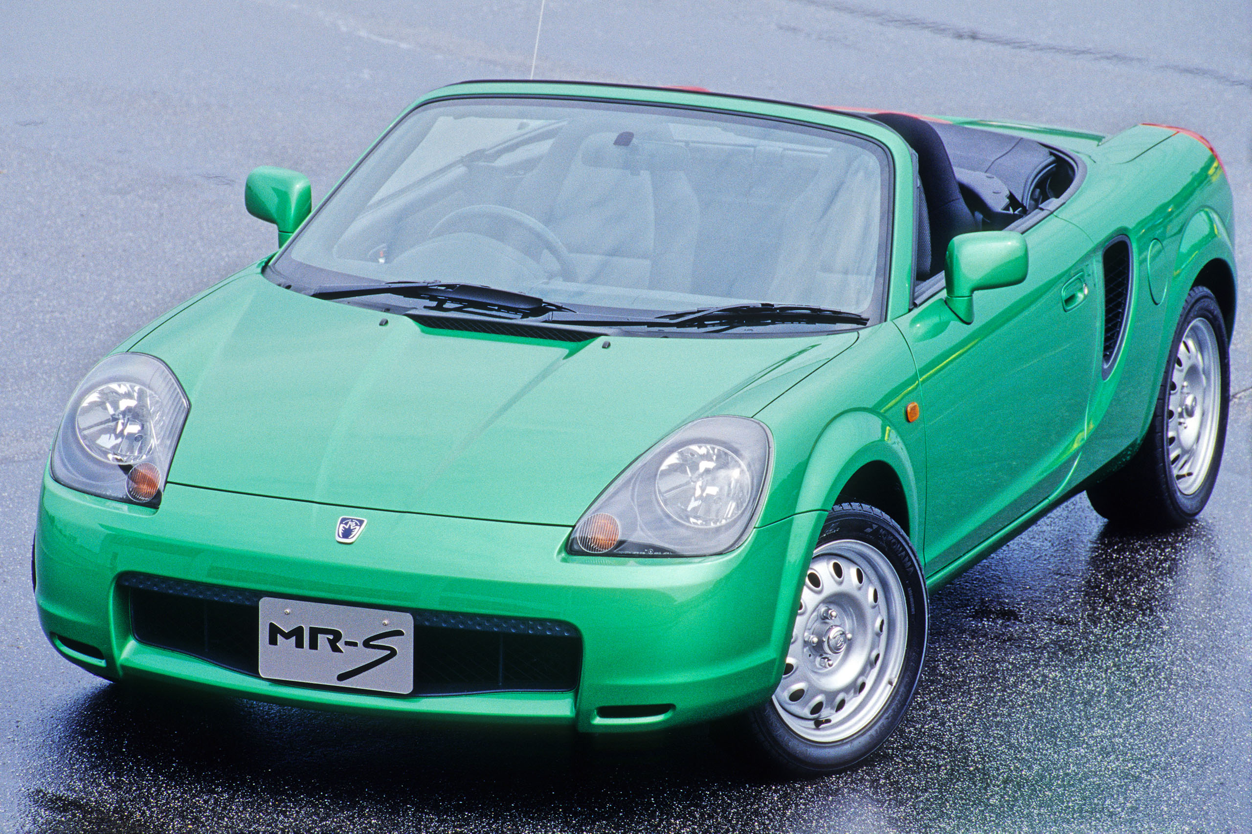 Toyota MR-S verde sobre aceros