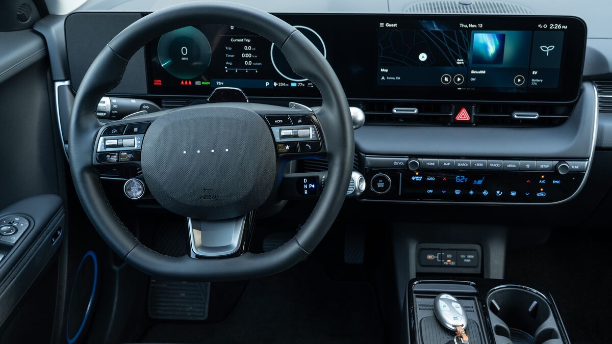 Imagen interior detallada de los controles del conductor del Hyundai Ioniq 5.