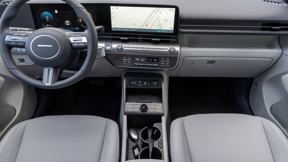 El salpicadero, el frontal, los asientos y la consola central del Hyundai Kona Hybrid.
