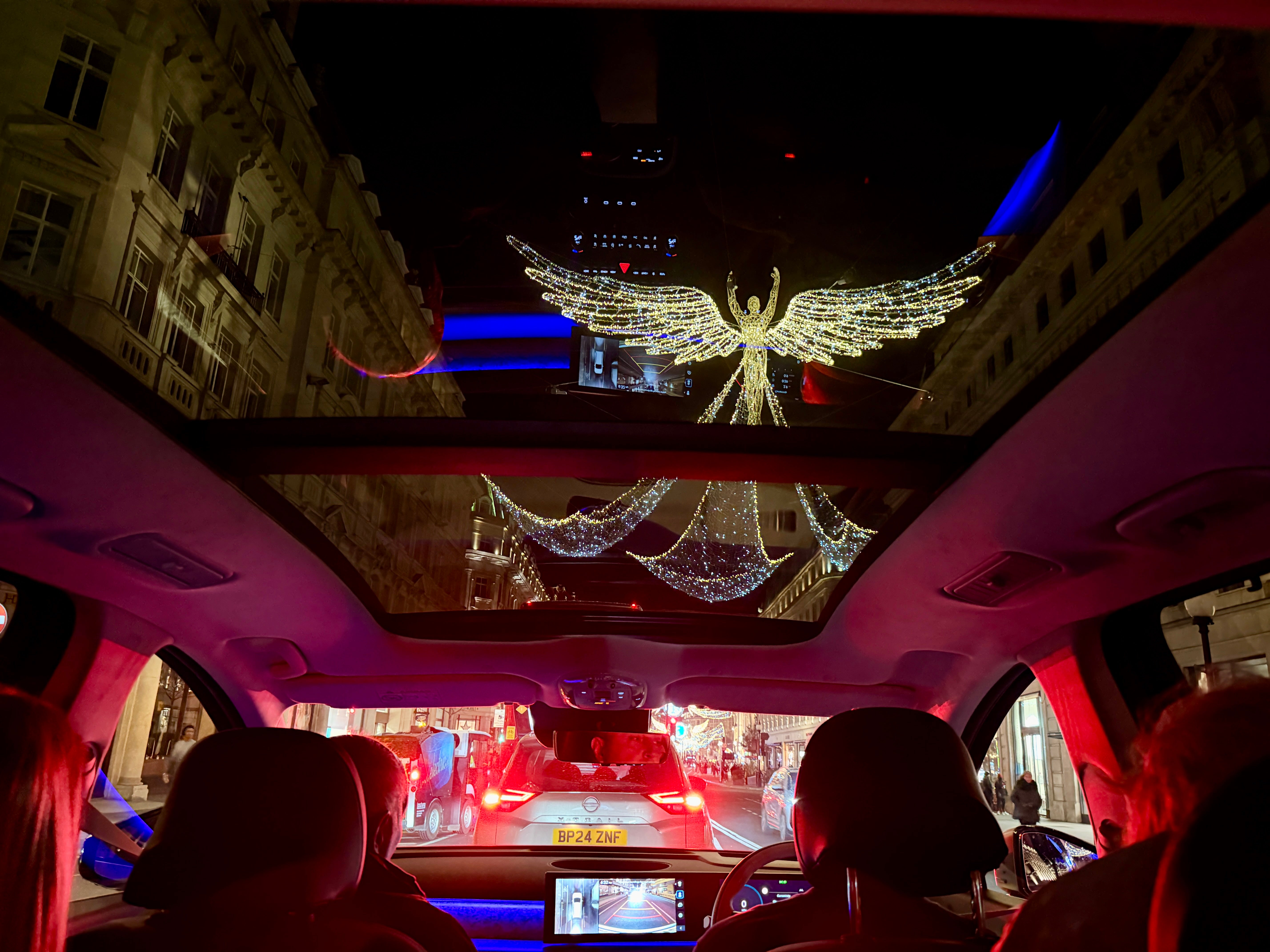 El techo corredizo panorámico del Hyundai Ioniq 9 ofrecía una buena vista de las luces navideñas de Londres