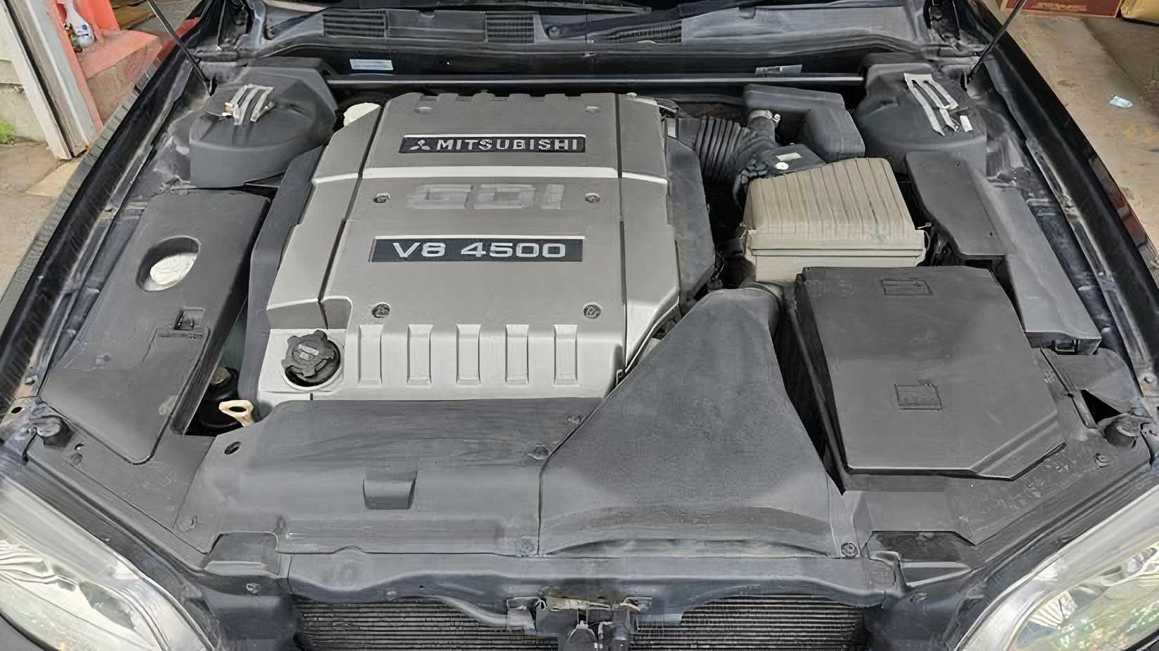 Motor Mitsubishi parodia v8