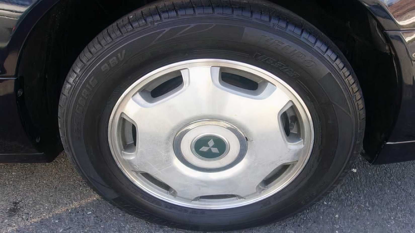 Llantas de parodia de Mitsubishi