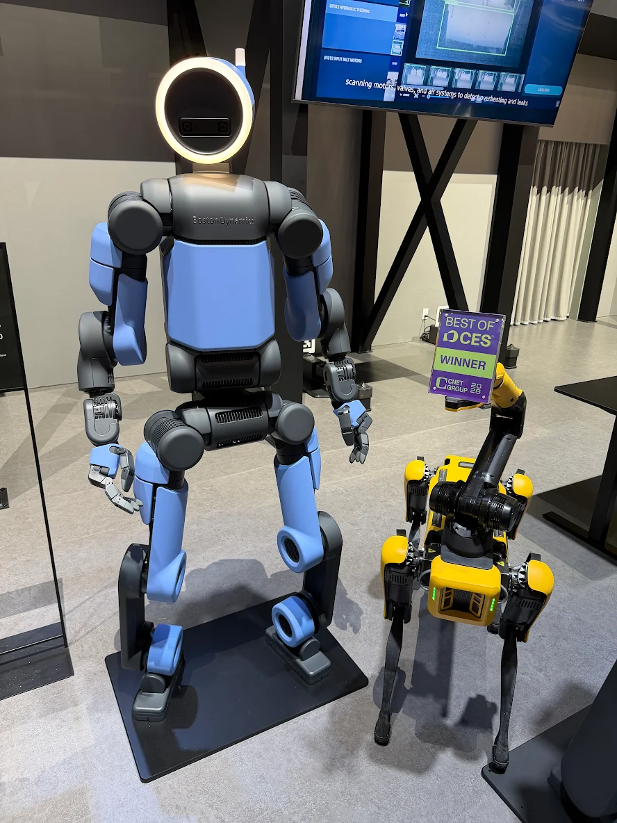 El robot humanoide eléctrico de cuatro patas Spot Atlas de Boston Dynamics (izquierda) ganó los premios al Mejor Robot en CES 2026. (Hyundai Motor Group)