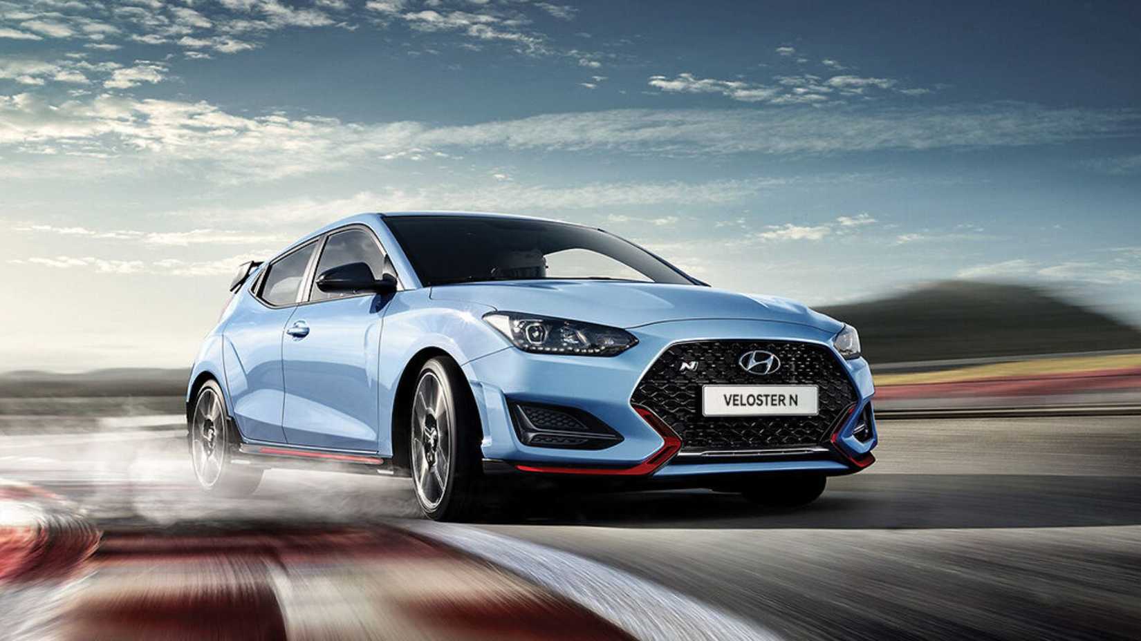 Hyundai Veloster N 2019-2022 Performance Vista en ángulo frontal azul Conducción en pista