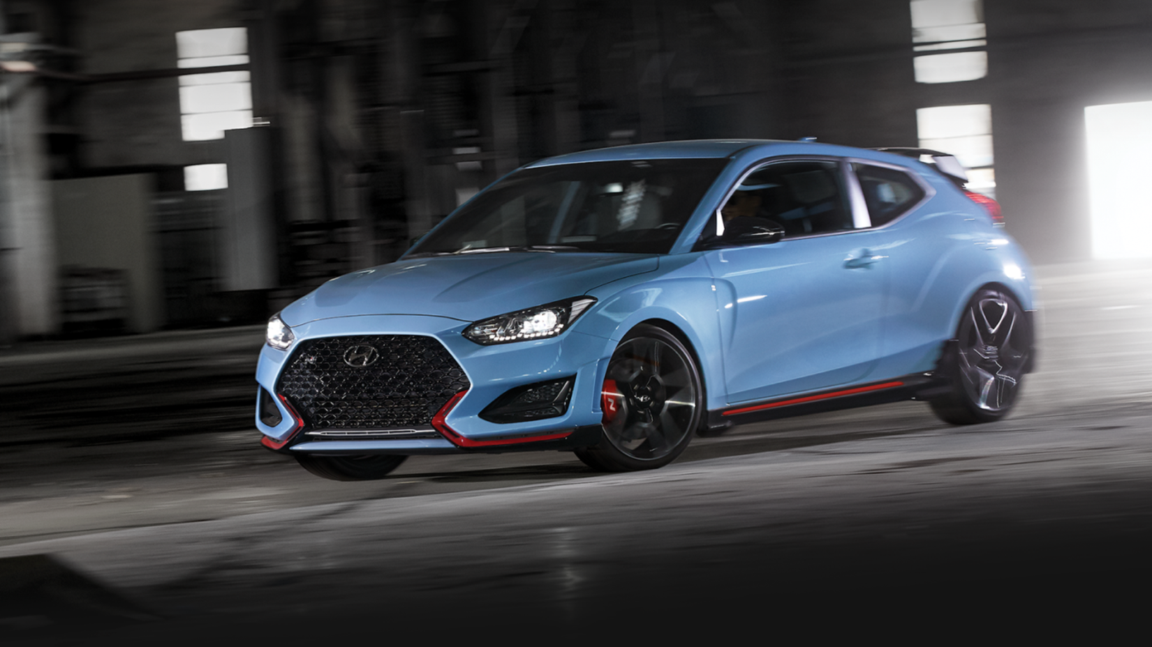 Ángulo de conducción frontal azul Hyundai Veloster N Performance 2019-2022