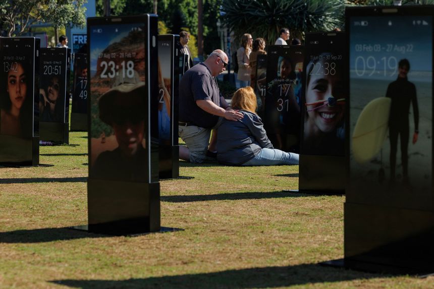 Las familias exhibieron una instalación de arte de esculturas iluminadas de teléfonos inteligentes de 50 niños cuyos padres dicen que murieron por abuso en las redes sociales en un parque a una cuadra del Tribunal Superior de Los Ángeles.