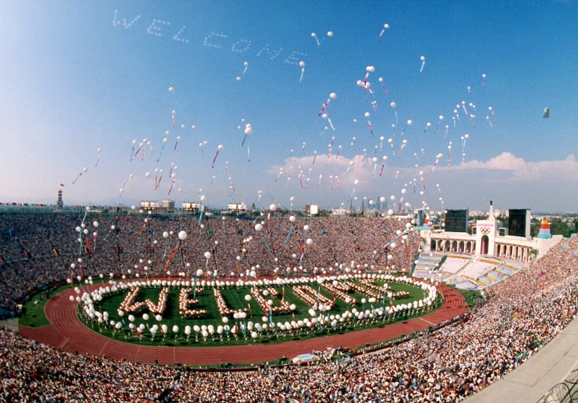 Unos 1.200 globos de helio son lanzados al aire desde el campo de Los Ángeles...
