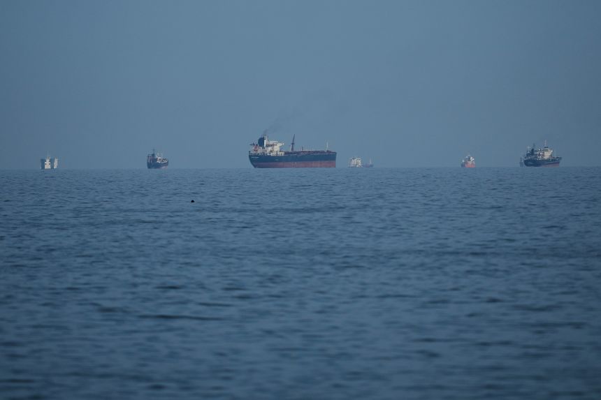 Petroleros y buques de carga se alinean en el Estrecho de Ormuz, visto desde Hur Pekan, Emiratos Árabes Unidos, el 11 de marzo de 2026.