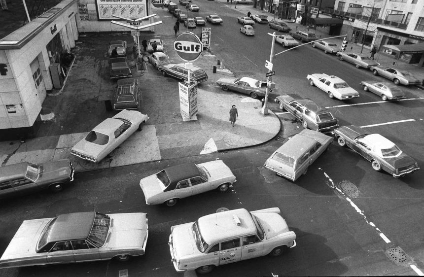 En esta fotografía del 23 de diciembre de 1973, los autos se alinean en dos filas en una gasolinera en la ciudad de Nueva York.