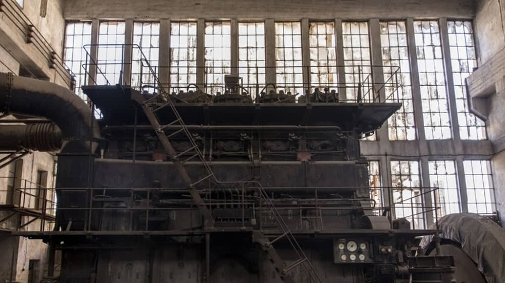 Una máquina industrial abandonada dentro de la planta de cemento cerrada Hamlet Ray