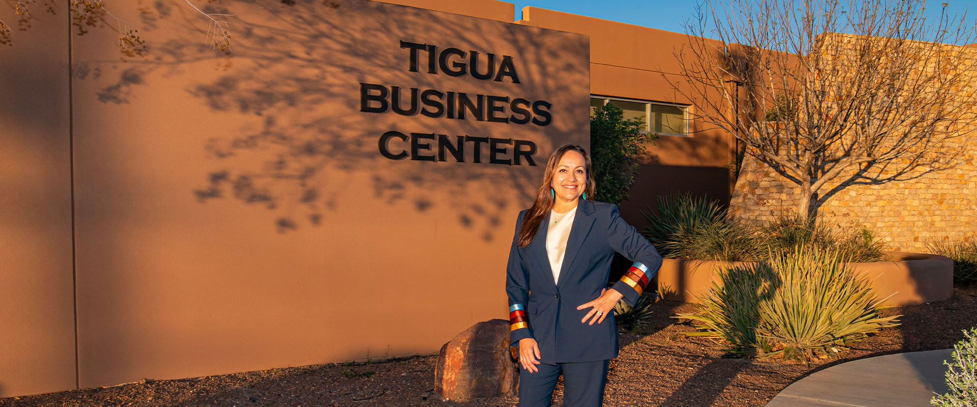 Kristin Serrano (BBA '95, MBA '99) en el Centro de Negocios Tigua en Ysleta del Sur Pueblo.