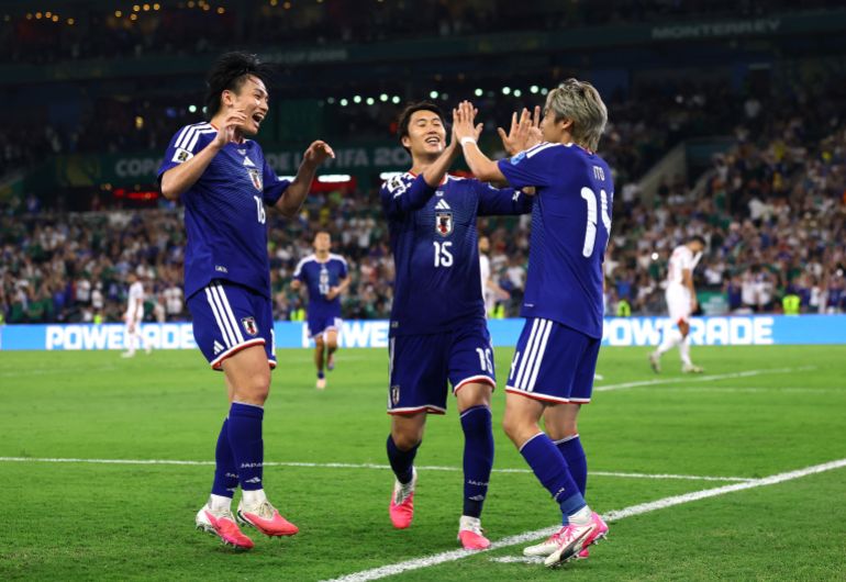 Fútbol - Copa Mundial 2026 - Grupo F - Túnez contra Japón - Estadio Monterrey, Monterrey, México - 20 de junio de 2026 Junia Ito de Japón celebra su tercer gol con Ayasa Ueda de Japón y Daichi Kamada REUTERS/Daniel Brill de Japón